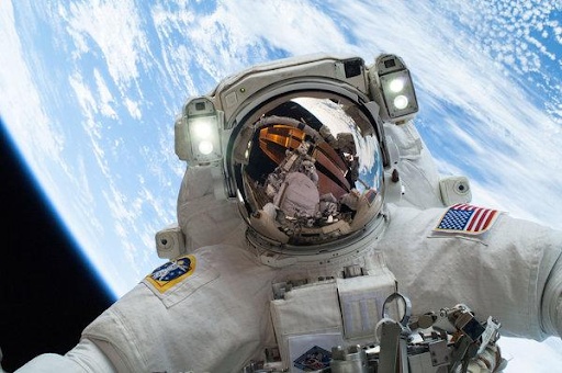 ¡Astronauta de la nasa en una caminata espacial!